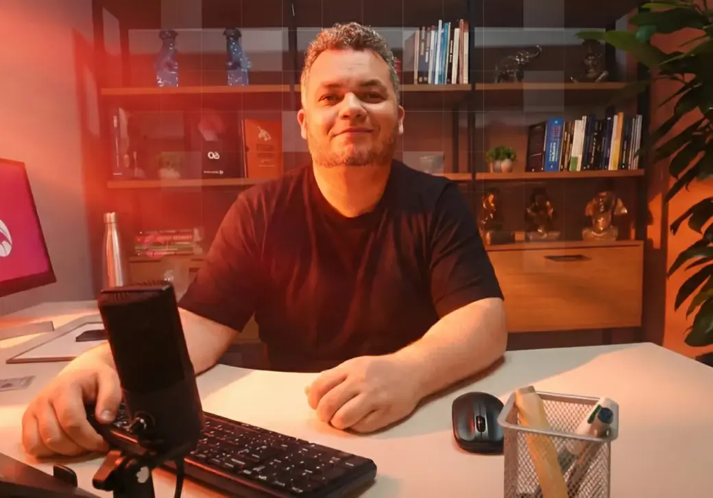 Daniel Gândara, fundador da GuaráSoft, em sua mesa de trabalho.